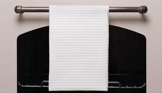 Mutfak havlularını fırın kapağına asmanın tehlikesi ortaya &ccedil;ıktı