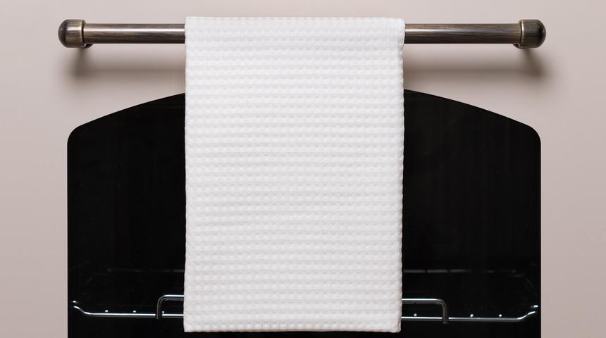 Mutfak havlularını fırın kapağına asmadan &ouml;nce bir kez daha d&uuml;ş&uuml;n&uuml;n!