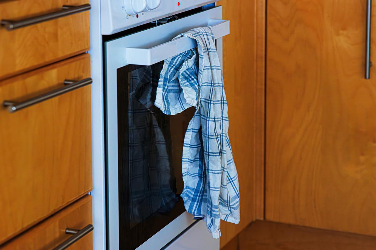 Mutfak havlularını fırın kapağına asmadan &ouml;nce bir kez daha d&uuml;ş&uuml;n&uuml;n! 1