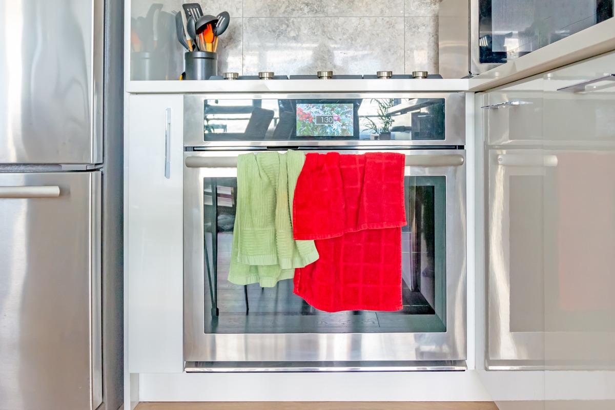 Mutfak havlularını fırın kapağına asmadan &ouml;nce bir kez daha d&uuml;ş&uuml;n&uuml;n! 2