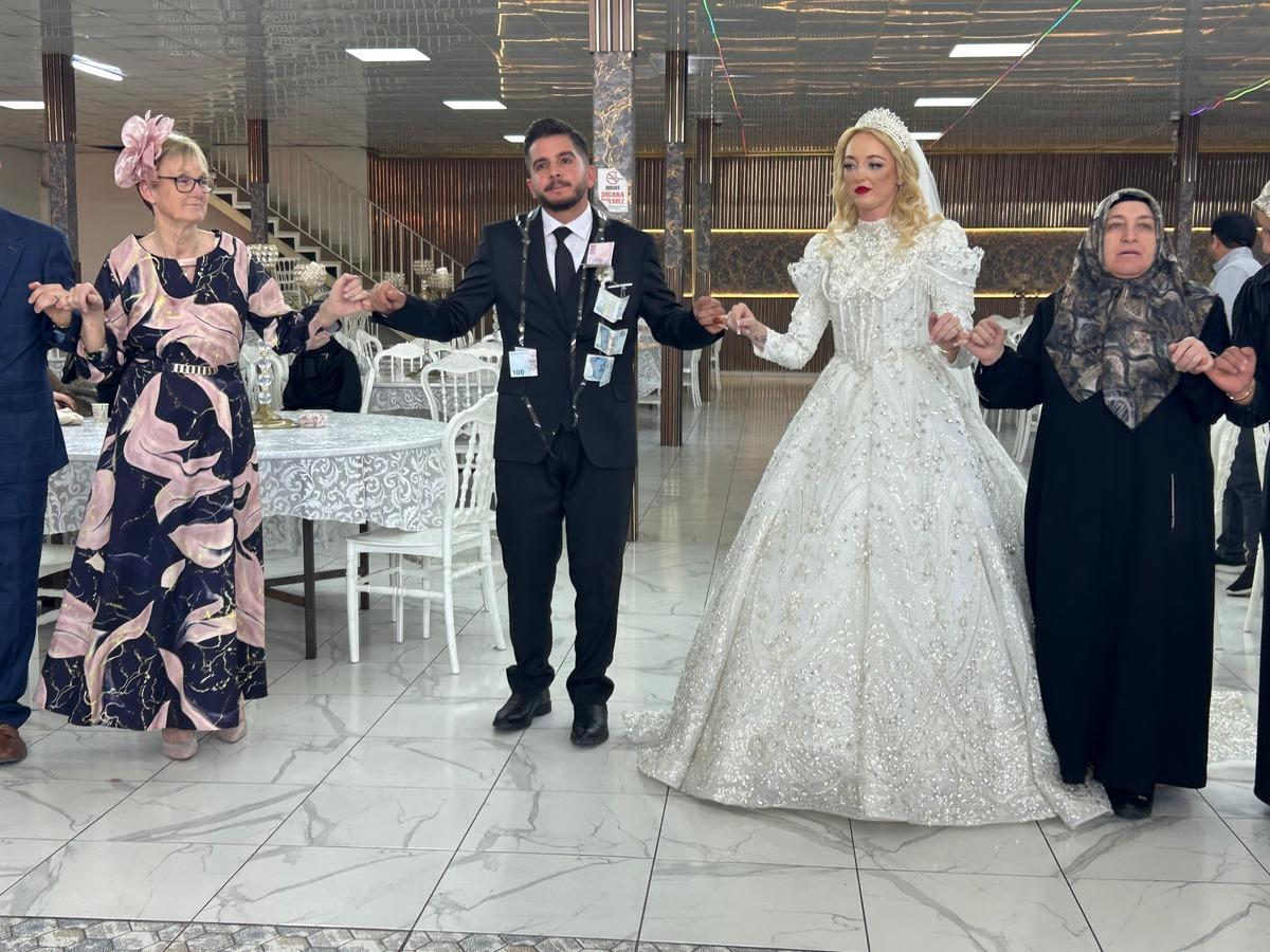 İskoçyalı geline Van usulü düğün! "Kültürümüzü çok sevdiler" 4