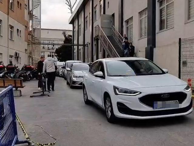 Polislerin m&uuml;dahalesiyle dalga ge&ccedil;mişlerdi! G&ouml;zaltına alındılar