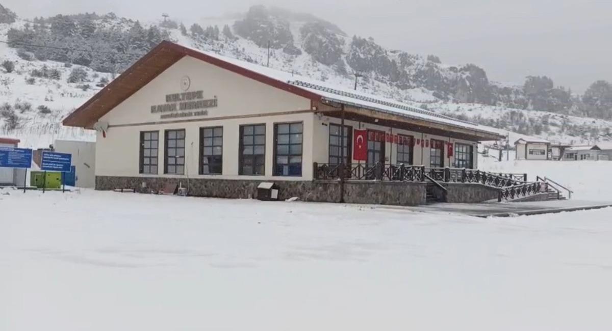 Nisan ayında kar s&uuml;rprizi! Bir&ccedil;ok ilimiz beyaza b&uuml;r&uuml;nd&uuml;: İşte yurttan kartpostallık g&ouml;r&uuml;nt&uuml;ler! 4