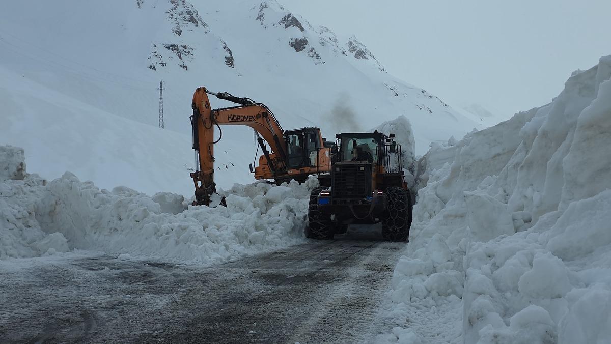 Nisan ayında kar s&uuml;rprizi! Bir&ccedil;ok ilimiz beyaza b&uuml;r&uuml;nd&uuml;: İşte yurttan kartpostallık g&ouml;r&uuml;nt&uuml;ler! 11