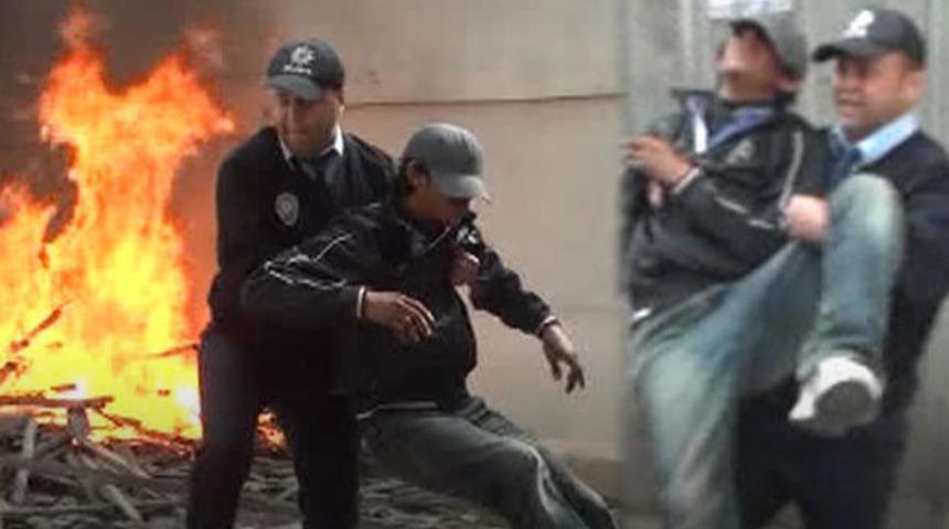 Taksim'de korku dolu anlar! Polis memuru alevlerin arasından böyle aldı!