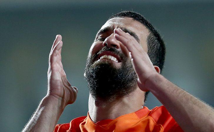 Galatasaray taraftarı Arda Turan'ı ıslıkladı G1