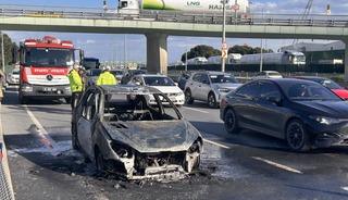 Zeytinburnu sahil yolunda otomobil alev alev yandı