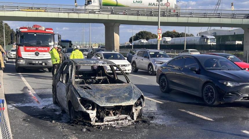Zeytinburnu sahil yolunda otomobil alev alev yandı