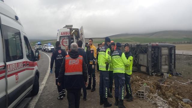 Aksaray'da tur otobüsü devrildi: 20 yaralı