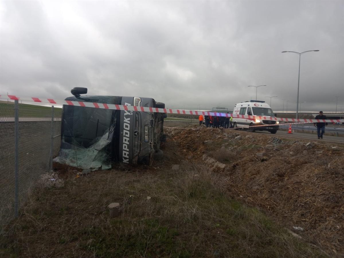 Aksaray da tur otob&uuml;s&uuml; devrildi: 20 yaralı 1