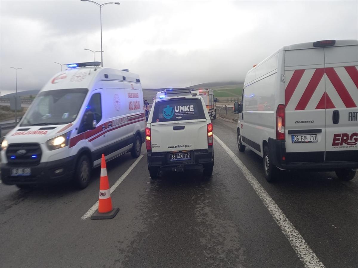 Aksaray da tur otob&uuml;s&uuml; devrildi: 20 yaralı 2