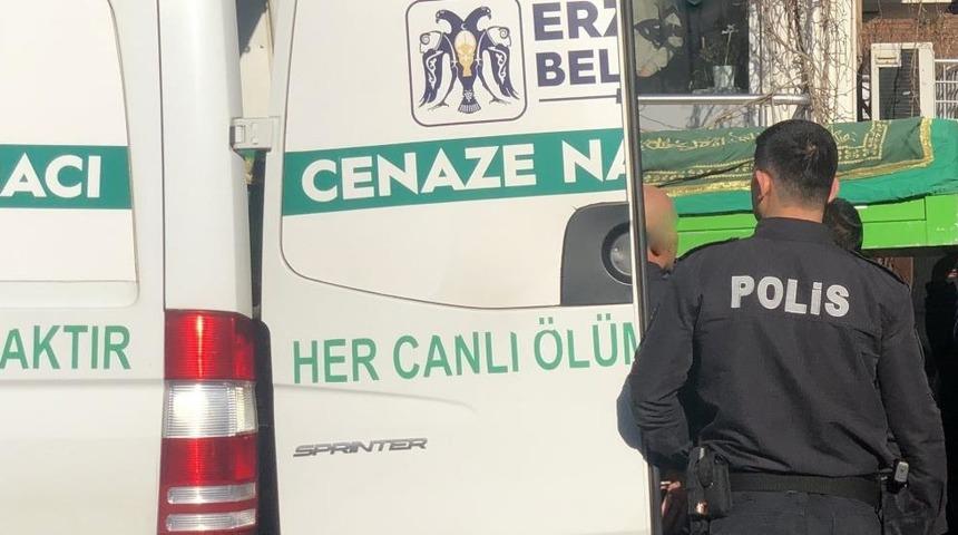 Aile faciasında hayatını kaybeden anne ve oğul Kemah&rsquo;ta toprağa verilecek