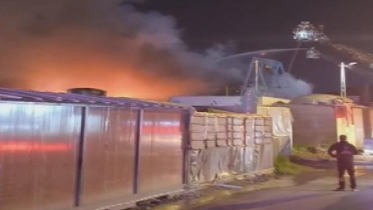 Tuzla&rsquo;da polyester fabrikasında yangın: Ekipler seferber oldu 2