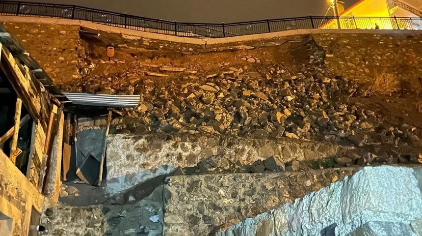 Erzurum İspir'de seyir terasının alt kısmında heyelan meydana geldi