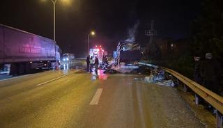 TEM otoyolunda tekstil y&uuml;kl&uuml; kamyon alev aldı