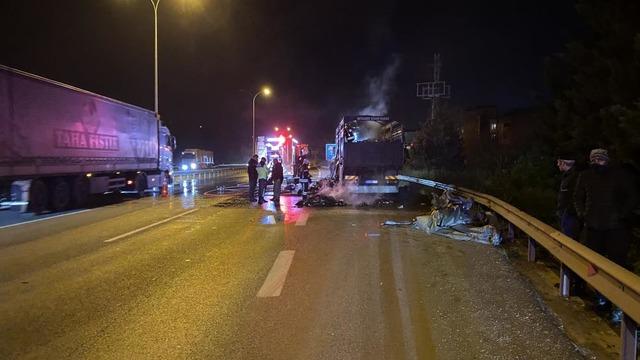 TEM otoyolunda tekstil yüklü kamyon alev aldı