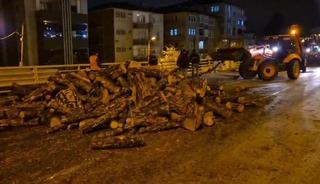 Kamyondan kara yoluna d&ouml;k&uuml;len odunlar kaldırıldı