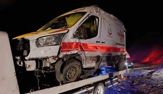 Muş&rsquo;ta ambulansı devrildi: 5 yaralı