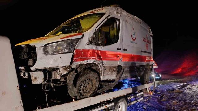 Muş’ta ambulansı devrildi: 5 yaralı