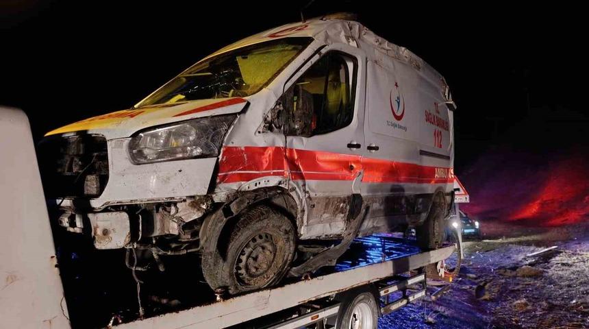 Muş&rsquo;ta ambulansı devrildi: 5 yaralı