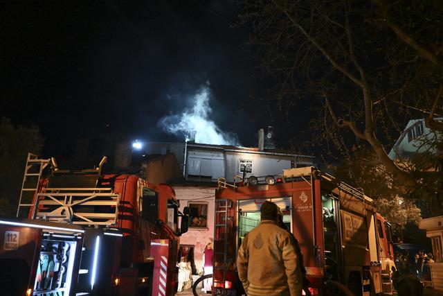 Kartal da bir apartmanda çıkan yangında 2 kişi dumandan etkilendi 2