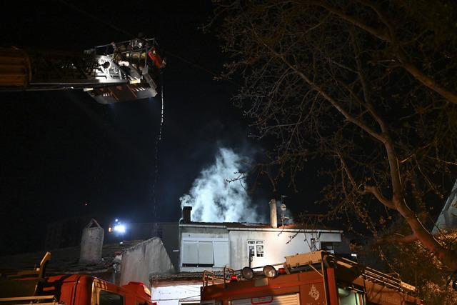 Kartal da bir apartmanda çıkan yangında 2 kişi dumandan etkilendi 1