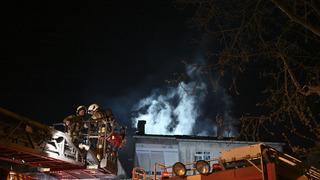 Kartal'da bir apartmanda çıkan yangında 2 kişi dumandan etkilendi