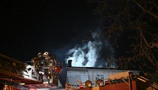 Kartal'da bir apartmanda &ccedil;ıkan yangında 2 kişi dumandan etkilendi