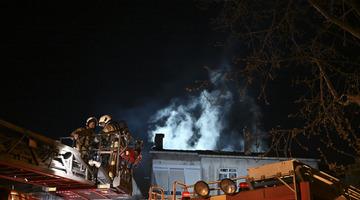 Kartal'da bir apartmanda &ccedil;ıkan yangında 2 kişi dumandan etkilendi