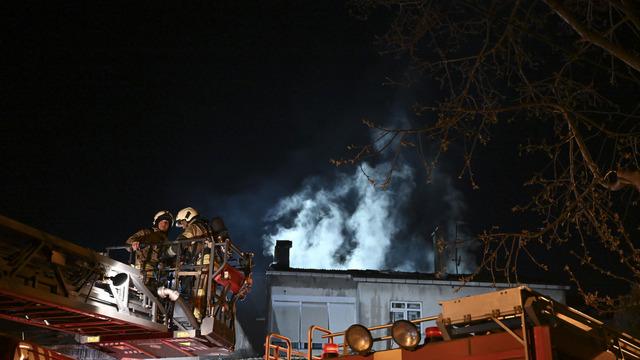 Kartal'da bir apartmanda çıkan yangında 2 kişi dumandan etkilendi