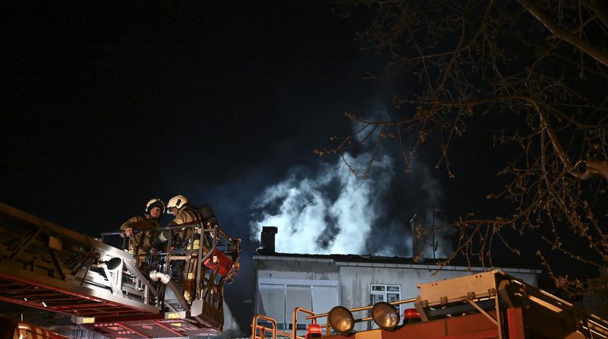 Kartal'da bir apartmanda &ccedil;ıkan yangında 2 kişi dumandan etkilendi
