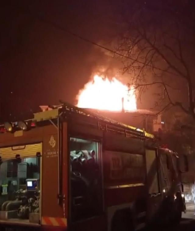 Kartal da 3 katlı binanın çatısı alev alev yandı! 3