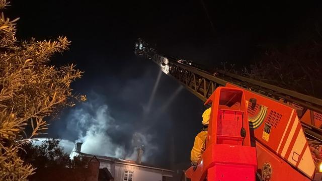 Kartal da 3 katlı binanın çatısı alev alev yandı! 2