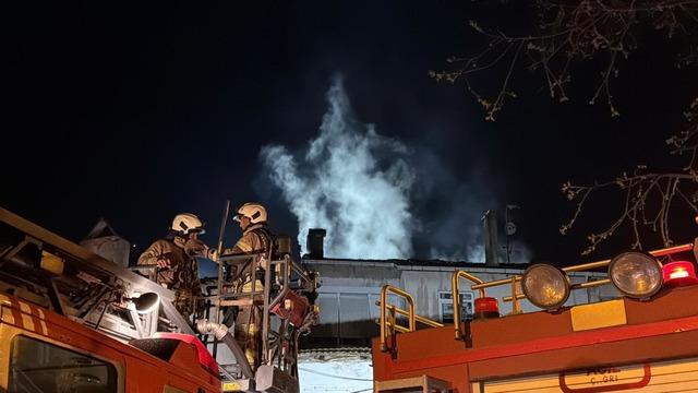 Kartal da 3 katlı binanın çatısı alev alev yandı! 1