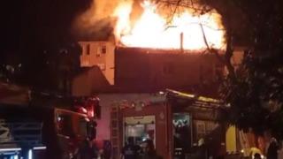 Kartal'da 3 katlı binanın çatısı alev alev yandı!