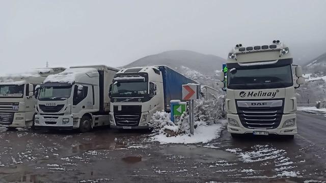 Posof ta kar yağışı nedeniyle yollar kapandı 3
