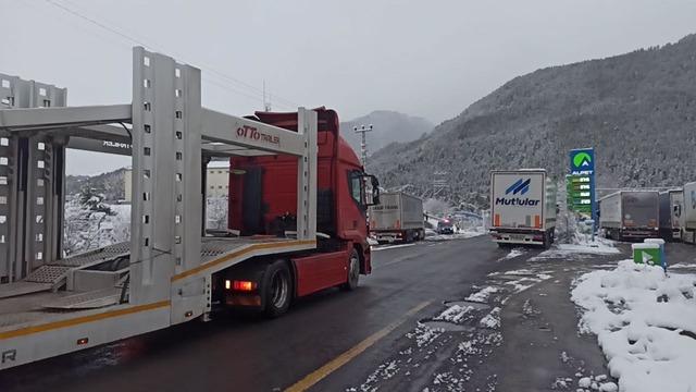 Posof ta kar yağışı nedeniyle yollar kapandı 1