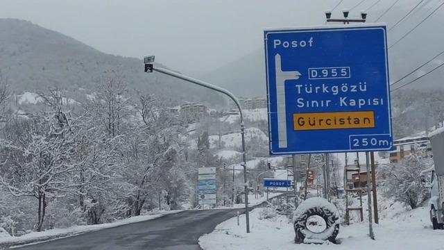 Posof'ta kar yağışı nedeniyle yollar kapandı