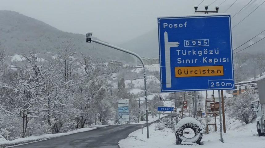 Posof'ta kar yağışı nedeniyle yollar kapandı