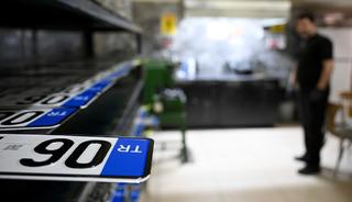 Plakalar i&ccedil;in yeni karar Resmi Gazete'de: &Uuml;cretsiz değiştirilecek