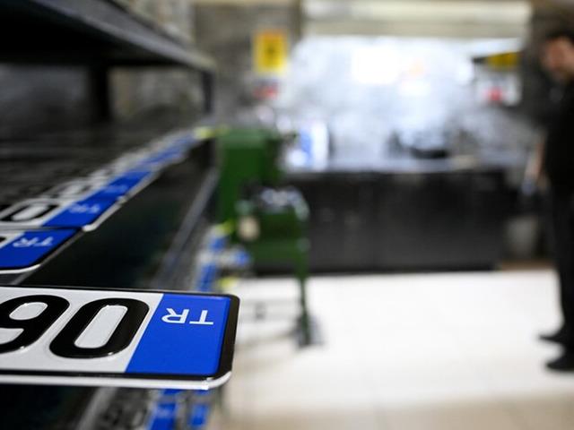 Plakalar i&ccedil;in yeni karar Resmi Gazete'de: &Uuml;cretsiz değiştirilecek