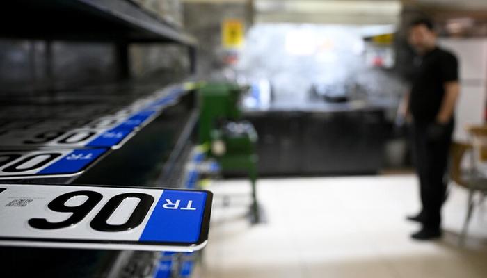 Plakalar i&ccedil;in yeni karar Resmi Gazete'de: &Uuml;cretsiz değiştirilecek