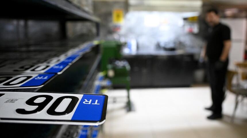 Plakalar i&ccedil;in yeni karar Resmi Gazete'de: &Uuml;cretsiz değiştirilecek