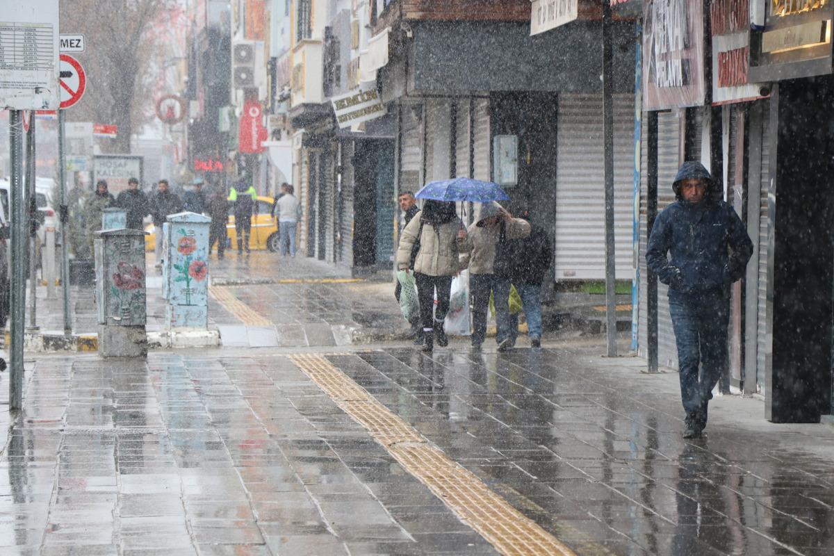 Van da sürpriz nisan karı: 11 yer ulaşıma kapandı 5