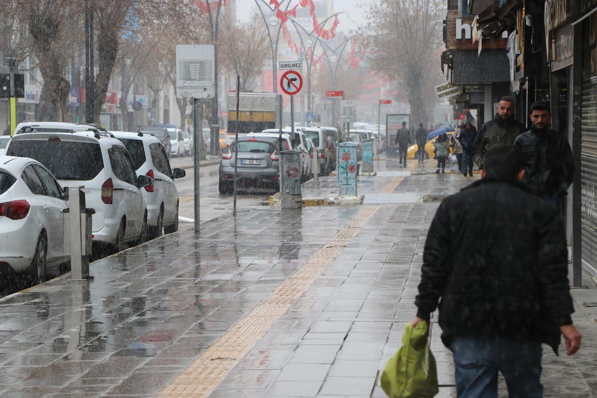 Van da sürpriz nisan karı: 11 yer ulaşıma kapandı 3