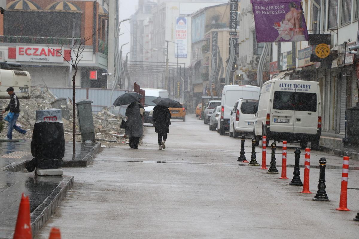 Van da sürpriz nisan karı: 11 yer ulaşıma kapandı 2