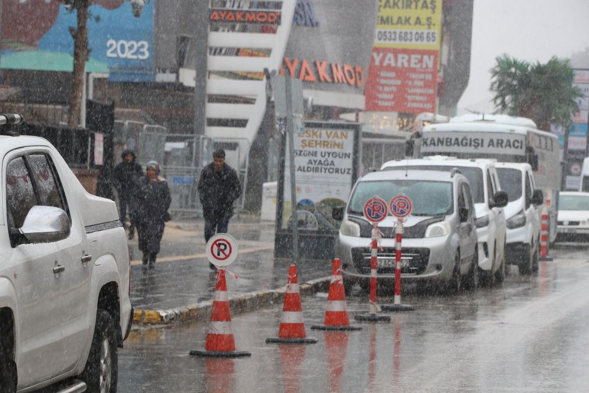 Van da sürpriz nisan karı: 11 yer ulaşıma kapandı 1