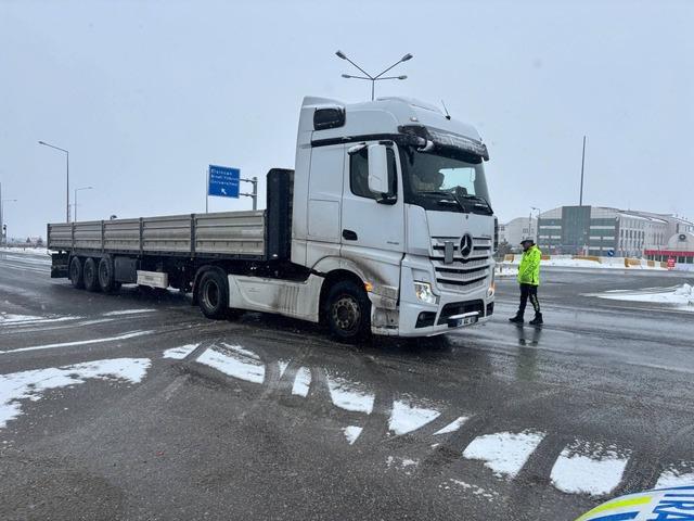 Erzincan’da kar etkisini gösterdi: Geçitlerde trafik kilitlendi 5