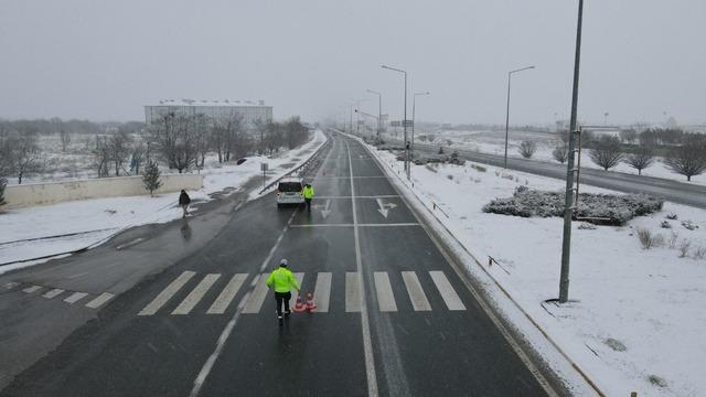 Erzincan’da kar etkisini gösterdi: Geçitlerde trafik kilitlendi 4