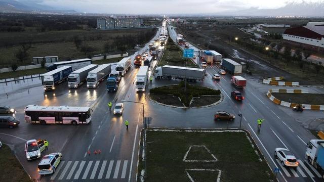 Erzincan’da kar etkisini gösterdi: Geçitlerde trafik kilitlendi 3
